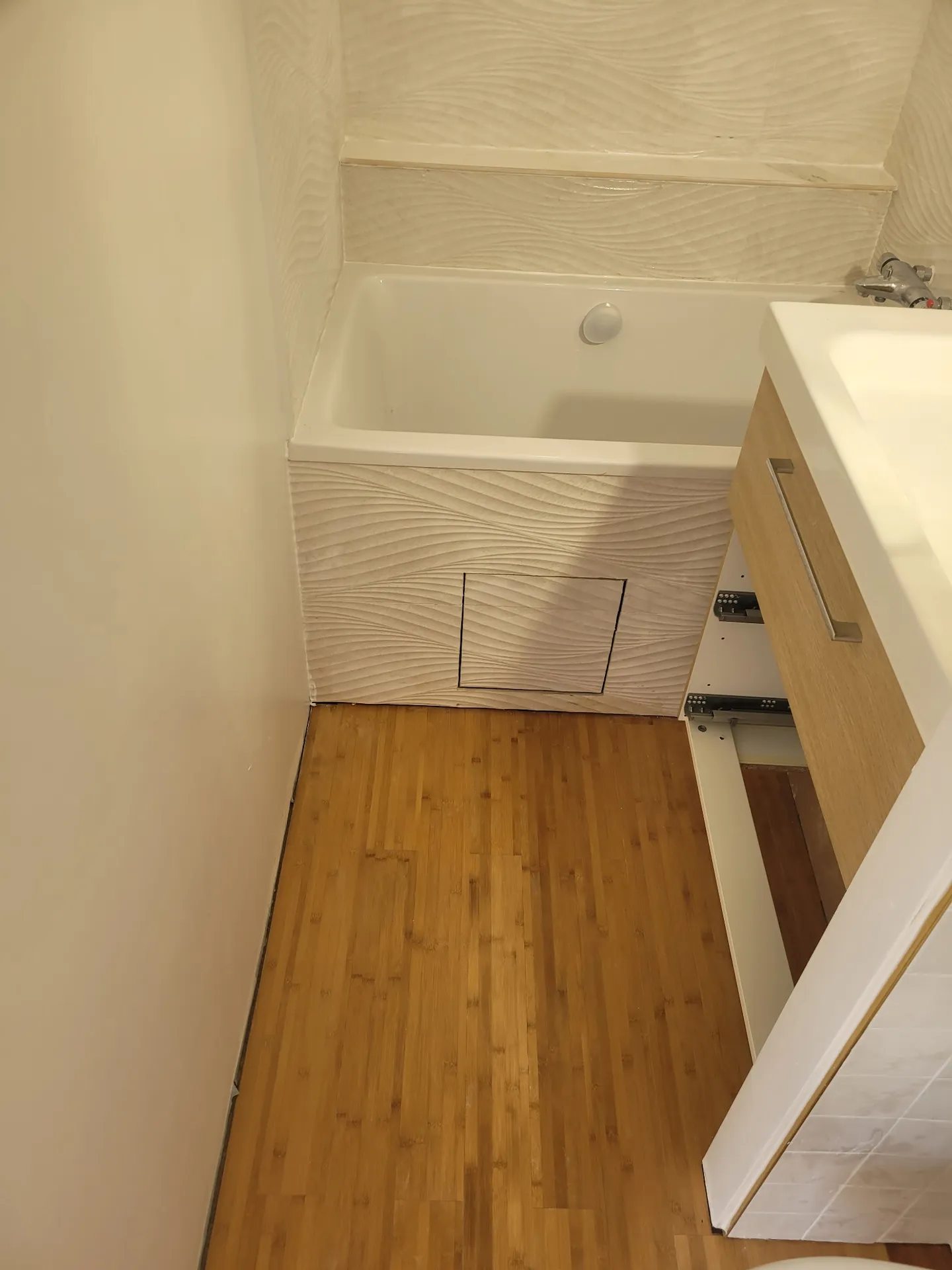 Réalisation : Baignoire et carrelage vague design — Salle de bain